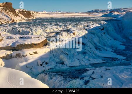 Der Wasserfall gilt bei vielen als einer der schönsten Wasserfälle Islands. Im Winter ist die Aussicht spektakulär, wenn der Wasserfall überfriert Stockfoto