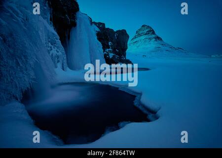 Kirkjufell ist ein 463 Meter hoher Berg, der das Leben einiger Bergsteiger gefordert hat. Aus dem rechten Winkel gleicht der Berg einem Kirchturm Stockfoto