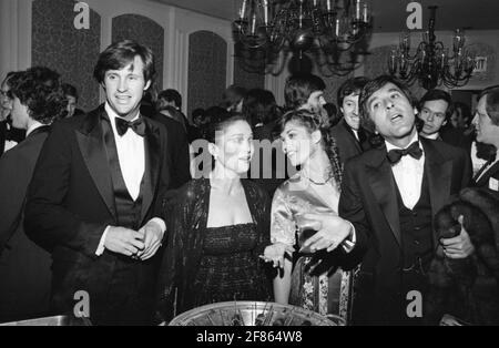 Robert Hays, Barbi Benton und George Gradow um die 1980er Jahre Credit: Ralph Dominguez/MediaPunch Stockfoto