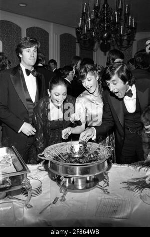Robert Hays, Barbi Benton und George Gradow um die 1980er Jahre Credit: Ralph Dominguez/MediaPunch Stockfoto
