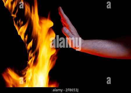 Menschliche Hand und brennende Flamme, als Poster Stockfoto