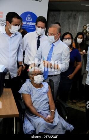 salvador, bahia, brasilien - 19. januar 2021: Licia Pereira Santos, 86, ältere Frau, die die erste Dosis des Corona-Virus-Impfstoffs im Cit erhält Stockfoto