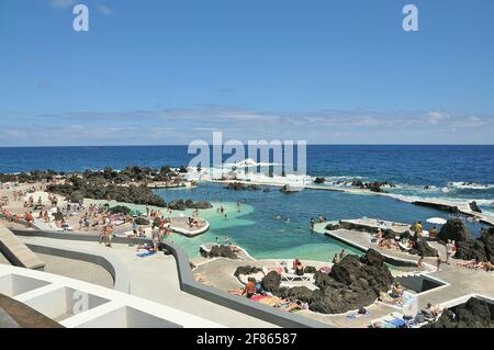 Die natürlichen Swimmingpools mit Meerwasser. Porto Moniz, der Insel Madeira. Portugal Stockfoto