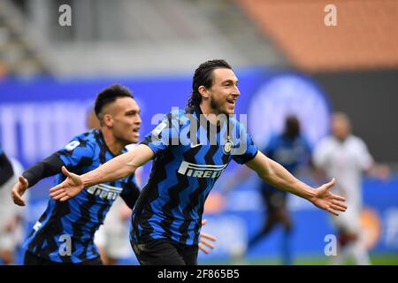 Mailand, Italien. April 2021. Matteo Darmian, FC Inter, feiert sein Tor während eines Fußballspiels zwischen FC Inter und Cagliari in Mailand, Italien, am 11. April 2021. Quelle: Str/Xinhua/Alamy Live News Stockfoto