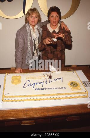 Tyne Daly und Sharon Gless feiern die 100. Episode von Cagney & Lacey März 1987 Quelle: Ralph Dominguez/MediaPunch Stockfoto