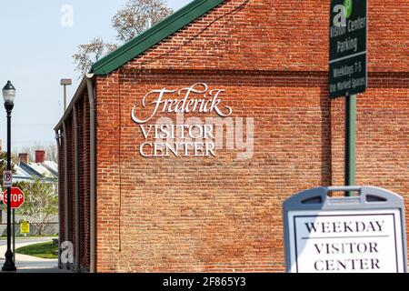 Frederick, MD, USA 04-07-2021: Nahaufnahme Einzelaufnahme des Besucherzentrums in der historischen Stadt Frederick mit vielen Sehenswürdigkeiten für Touristen. Konz Stockfoto