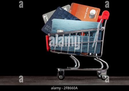 Clarksburg, MD, USA 04-06-2021: Ein Warenkorb gefüllt mit verschiedenen Arten von Kreditkarten von verschiedenen Finanzinstitutionen. Ein Konzept im Stockfoto