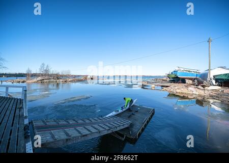 In Helsinki, Finnland, fahren Sie zum Kajakfahren in die Ostsee Stockfoto