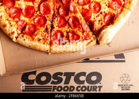 Clarksburg, MD, USA 04-07-2021: Nahaufnahme eines isolierten Bildes von köstlicher, frisch zubereitter Pepperoni-Pizza in Scheiben geschnitten und in Karton gelegt. Es ist ein beliebtes f Stockfoto