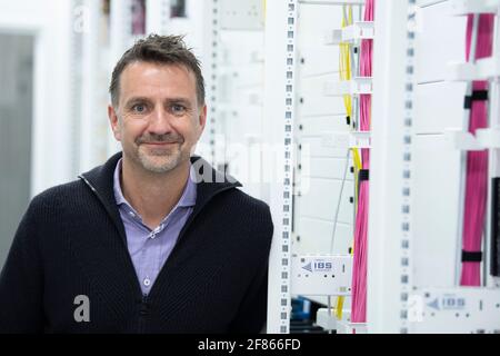 09. April 2021, Hessen, Frankfurt/Main: Vodafone-Chef-Netzplaner Guido Weissbrich steht im Serverraum des ersten Vodafone-Standalone-Standorts in Frankfurt. Die Technologie an diesem Standort basiert nicht mehr auf dem Vorgängerstandard LTE, sondern komplett auf 5G. Der genaue Standort der Anlage wird aus Sicherheitsgründen vom Unternehmen nicht veröffentlicht. (Zur dpa 'Vodafone startet Live-Betrieb für die nächste Entwicklungsstufe von 5G' ab 12.04.2021) Foto: Boris Roessler/dpa Stockfoto