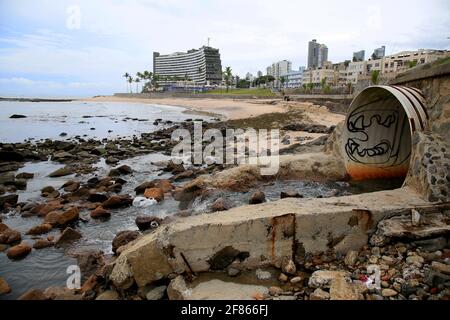 salvador, bahia, brasilien - 15. januar 2021: Am Strand von Ondina in der Stadt Salvador wird Regenwasser und Abwasser aus der Rohrleitung gegossen. *** Ortsüberschrift *** Stockfoto