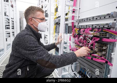 09. April 2021, Hessen, Frankfurt/Main: Ein Techniker arbeitet an den Servern am ersten 5G-Standort von Vodafone in Frankfurt. Die Technologie an diesem Standort basiert nicht mehr auf dem Vorgängerstandard LTE, sondern komplett auf 5G. Der genaue Standort der Website wird vom Unternehmen aus Sicherheitsgründen nicht veröffentlicht. (Zur dpa 'Vodafone startet Live-Betrieb für die nächste Entwicklungsstufe von 5G' ab 12.04.2021) Foto: Boris Roessler/dpa Stockfoto