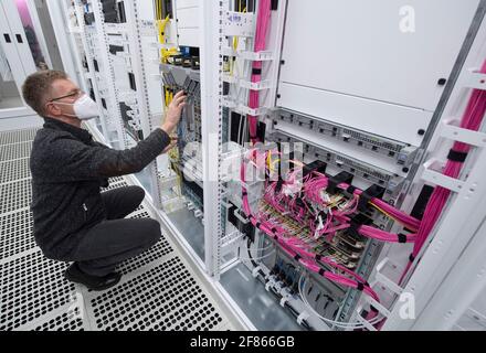 09. April 2021, Hessen, Frankfurt/Main: Ein Techniker arbeitet an den Servern am ersten 5G-Standort von Vodafone in Frankfurt. Die Technologie an diesem Standort basiert nicht mehr auf dem Vorgängerstandard LTE, sondern komplett auf 5G. Der genaue Standort der Website wird vom Unternehmen aus Sicherheitsgründen nicht veröffentlicht. (Zur dpa 'Vodafone startet Live-Betrieb für die nächste Entwicklungsstufe von 5G' ab 12.04.2021) Foto: Boris Roessler/dpa Stockfoto