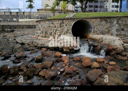 salvador, bahia, brasilien - 15. januar 2021: Am Strand von Ondina in der Stadt Salvador wird Regenwasser und Abwasser aus der Rohrleitung gegossen. *** Ortsüberschrift *** Stockfoto