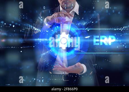 Business, Technologie, Internet und Netzwerkkonzept. Junger Geschäftsmann arbeitet auf einem virtuellen Bildschirm der Zukunft und sieht die Inschrift: ERP Stockfoto
