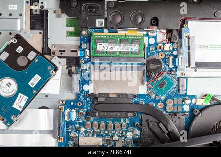Clarksburg, MD, USA 04-09-2021: Closeup Flat Lay Draufsicht auf das Innere eines Laptops mit empfindlichen Teilen und der Verkabelung, die verbunden ist Stockfoto