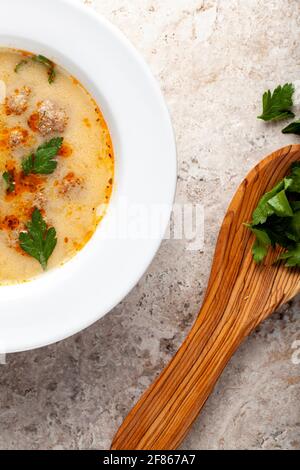 Türkische Fleischbällersuppe (Terbiyeli kofte corbasi) Ist ein beliebtes Gericht in der Türkei, wo Fleischbällchen mit gemacht Hackfleisch und Reis werden in Brühe mit e gekocht Stockfoto