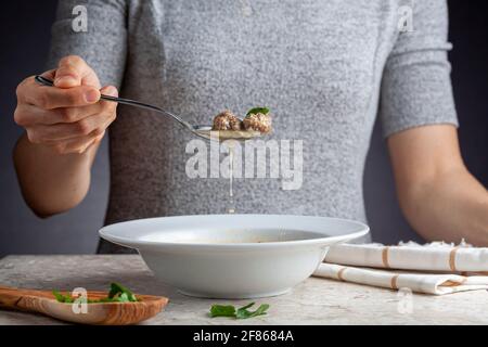 Türkische Fleischbällersuppe (Terbiyeli kofte corbasi) Ist ein beliebtes Gericht in der Türkei, wo Fleischbällchen mit gemacht Hackfleisch und Reis werden in Brühe mit e gekocht Stockfoto