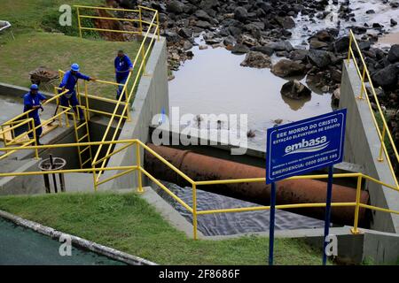 salvador, bahia, brasilien - 15. januar 2021: Arbeiter von Empresa Baiana de Saneamento - Embasa werden in einer Kläranlage am Strand von Barra in gesehen Stockfoto