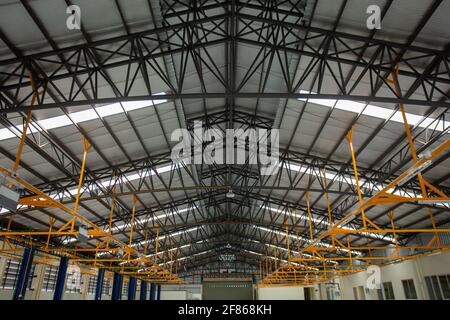 Stahldachrahmen, Autowerkstatt, das Innere eines großen Industriegebäudes oder einer Fabrik mit Stahlkonstruktionen, innerhalb der Dachkonstruktion Stockfoto