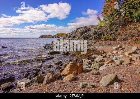 Rocky Shore am Lake Superior im Tettegouche State Park in Minnesota Stockfoto