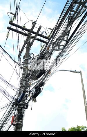 salvador, bahia, brasilien - 8. januar 2021: Die exponierte Fraktion wird an einem Versorgungsmast im Stadtteil Cabula in der Stadt Salvador gesehen. Stockfoto