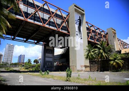 salvador, bahia, brasilien - 6. januar 2021: Ruinen des Kongresszentrums von Bahia in der Stadt Salvador. Die Website ist seit einem verlassen geblieben Stockfoto
