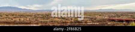 Südwest-Wohnen. Albuquerque Metro Area Residential Panorama mit Blick auf die Sandia Mountains in der Ferne vom West Bluff Park aus gesehen Stockfoto