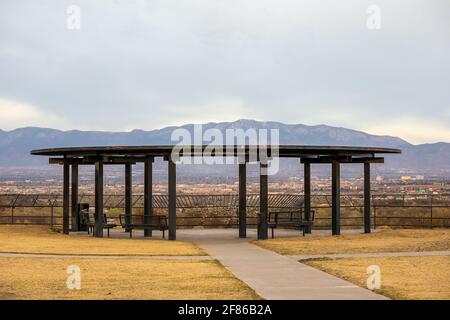 West Bluff Park in Albuquerque, New Mexico, mit malerischer Aussicht auf die Stadt und den Sandia Mountain Stockfoto