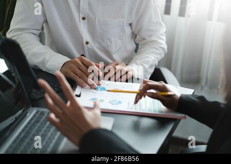 Fondmanager Team Beratung und diskutieren über die Analyse Investmentmarkt durch Papierkram. Soft Focus. Stockfoto