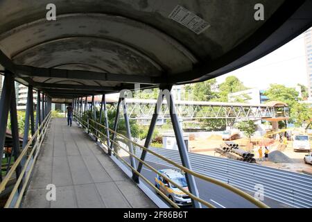 salvador, bahia, brasilien - 6. januar 2021: Fußgängerbrücke in der Stadt Salvador. Stockfoto