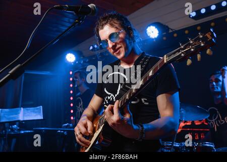 Zaporozhye, Ukraine- März 14 2020 : Mann in runder Sonnenbrille spielt Gitarre Stockfoto