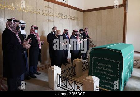 Amman, Jordanien. April 2021. König Abdullah II. Von Jordanien (3. Von R) und andere Fürsten (von L: Prinz Talal, Prinz Hashem, Prinz Hamzah, Prinz Faisal, Prinz Hassan, Prinz Ali, Kronprinz Hussein und Prinz Ghazi) beten auf dem Grab ihres Großvaters und Gründers des Königreichs, des verstorbenen Königs Abdullah bin Al Hussein (oder Abdullah Sit), da das Königreich 1921 das 100. Jahr seiner Gründung auf dem Königlichen Friedhof in Amman, Jordanien, feiert, Am 11. April 2021. Foto von Balkis Press/ABACAPRESS.COM Quelle: Abaca Press/Alamy Live News Stockfoto
