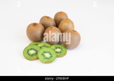 Ganze frische Kiwi-Früchte und Scheiben Isolatet auf weißem Hintergrund Mit Kopierplatz für Text Stockfoto