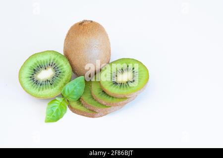 Ganze und halbiert Kiwi Früchte isoliert auf weißem Hintergrund mit Textbereich Stockfoto