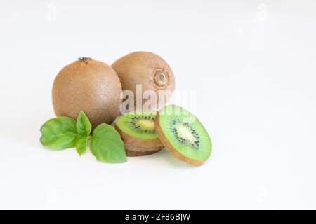 Ganze und halbiert frische Kiwi-Früchte isoliert auf weißem Hintergrund Mit Textbereich Stockfoto