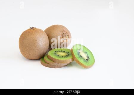 Ganze und halbiert frische Kiwi-Früchte isoliert auf weißem Hintergrund Mit Textbereich Stockfoto