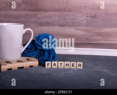 Herren Accessoire Geschenk zum Vatertag oder Jubiläum auf Holztisch Hintergrund, Fliege und Kaffeetasse. Text für Leerzeichen kopieren. Stockfoto