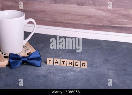 Vatertag Grußkarte Konzept, kopieren Platz für Text auf einem hölzernen Hintergrund mit Brille, Blumen und Schnurrbart. Text für Leerzeichen kopieren. Stockfoto