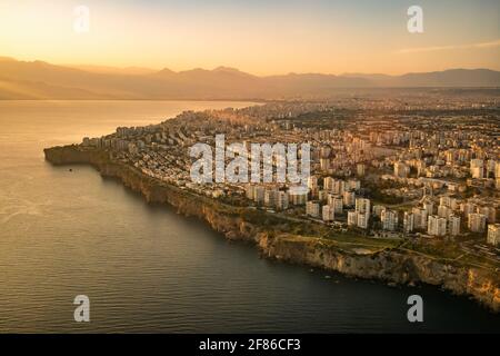 Stadtbild von Antalya vom Flugzeugfenster bei Sonnenuntergang, Türkei Stockfoto