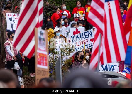 Ein Protestler hält ein Schild mit der Aufschrift „Karen lebt etwas“, einer von Hunderten von Menschen, die an einer Demonstration gegen den Putsch in Myanmar teilnehmen. Stockfoto