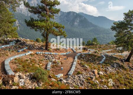 Bienenhaus mit vielen Bienenstöcken in einer Reihe in den Bergen In der Türkei Stockfoto