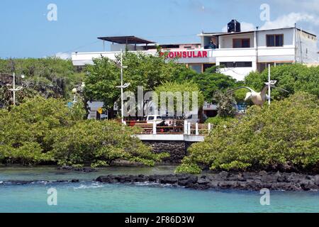 Einkaufszentrum gegenüber dem Hafen in Puerto Ayora, Santa Cruz Island, Galapagos, Ecuador Stockfoto