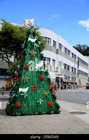 salvador, bahia, brasilien - 14. dezember 2020: Weihnachtsbaum aus dem Recycling von PET-Flaschen wird im Barra-Viertel in der Stadt Salvador gesehen. * Stockfoto