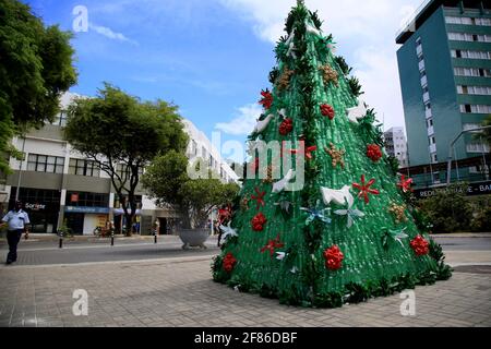 salvador, bahia, brasilien - 14. dezember 2020: Weihnachtsbaum aus dem Recycling von PET-Flaschen wird im Barra-Viertel in der Stadt Salvador gesehen. * Stockfoto