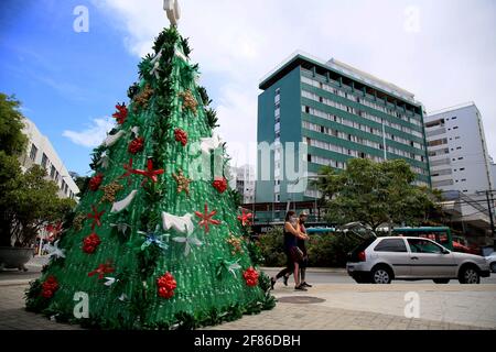 salvador, bahia, brasilien - 14. dezember 2020: Weihnachtsbaum aus dem Recycling von PET-Flaschen wird im Barra-Viertel in der Stadt Salvador gesehen. * Stockfoto