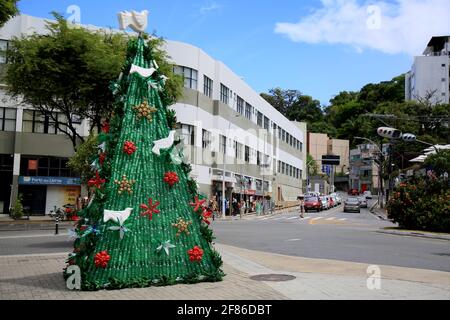 salvador, bahia, brasilien - 14. dezember 2020: Weihnachtsbaum aus dem Recycling von PET-Flaschen wird im Barra-Viertel in der Stadt Salvador gesehen. * Stockfoto