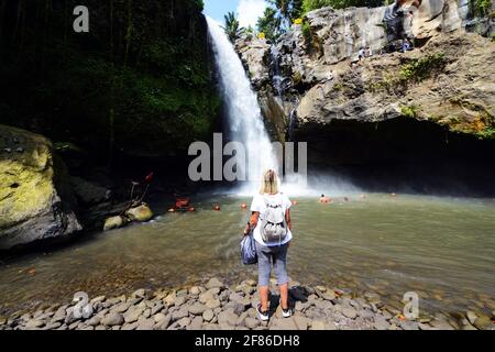 Touristen genießen den Tegenungan Wasserfall in Bali, Indonesien. Stockfoto