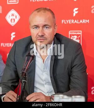 firo Wurzburger Kicker, Würzburg Deutschland, Würzburg, FLYERALARM Lounge, 20. Januar, 2020, Pressekonferenz, Präsentation einer neuen FLYERALARM-Unternehmenseinheit im Fußballbereich in Zusammenarbeit mit Felix Magath. Bild: Von links Präsentation von Flyeralarm Global Soccer, Thorsten Fischer (Vorsitzende des Vorstands der FLYERALARM GmbH und Vorsitzende des Aufsichtsrats der Kickers Würzburg) weltweit Stockfoto