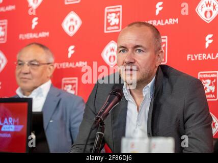 firo Wurzburger Kicker, Würzburg Deutschland, Würzburg, FLYERALARM Lounge, 20. Januar, 2020, Pressekonferenz, Präsentation einer neuen FLYERALARM-Unternehmenseinheit im Fußballbereich in Zusammenarbeit mit Felix Magath. Bild: Von links Präsentation von Flyeralarm Global Soccer, Thorsten Fischer (Vorsitzende des Vorstands der FLYERALARM GmbH und Vorsitzende des Aufsichtsrats der Kickers Würzburg) weltweit Stockfoto